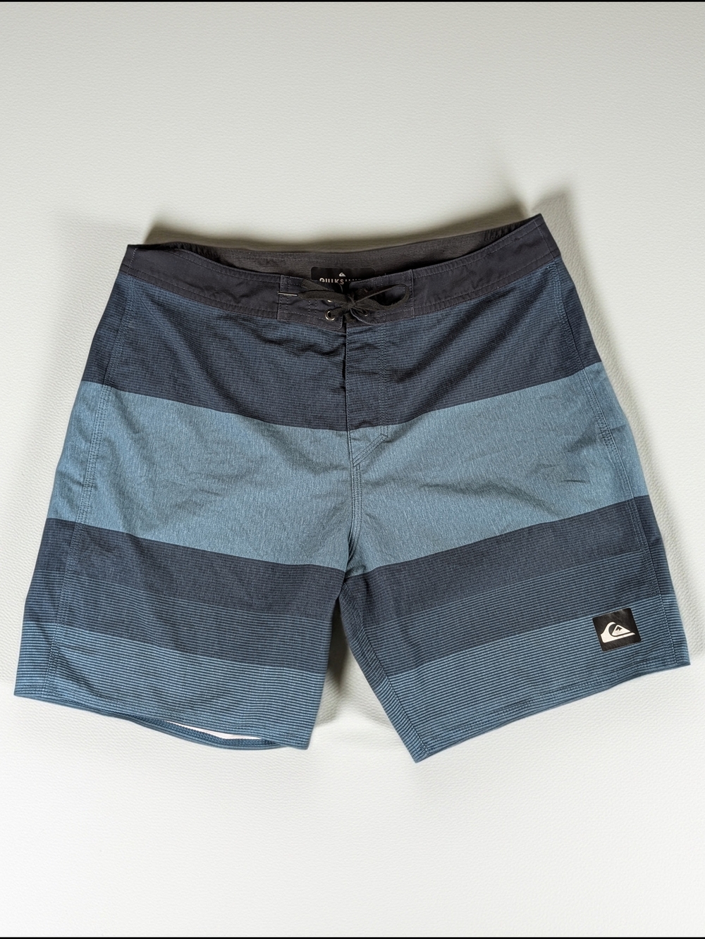 Quiksilver Board Shorts Men's Size 34 Striped Blue Black Drawstring Back Pocket